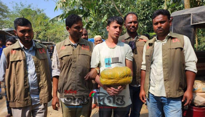 বরগুনায় মাদকসহ বরখাস্ত পুলিশ কর্মকর্তা আটক