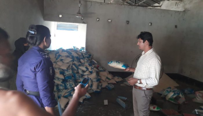 চুয়াডাঙ্গায় মুড়ি ফ্যাক্টরিতে ভোক্তা অধিকার সংরক্ষণ অধিদপ্তরের অভিযান ৫০ হাজার টাকা জরিমানা