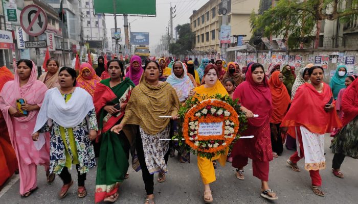 মহান স্বাধীনতা দিবস উপলক্ষে চুয়াডাঙ্গাতে বর্ণাঢ্য শোভাযাত্রার মধ্য দিয়ে পুষ্পমাল্য অর্পণ করেন আপরোজা পারভীন।