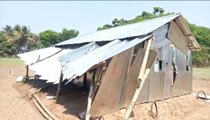 যশোরের শার্শায় জমিজমা সংক্রান্ত বিরোধের জের ধরে বসতবাড়ি ভাংচুর ও জমি জবরদখল করার অভিযোগ