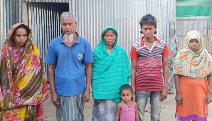 লালমনিরহাটে এক পরিবারে সাত প্রতিবন্ধী-দোতারাতে চলে সংসার!