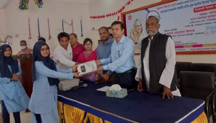 লালমনিরহাটে আদিতমারীতে ১৯২ জন শিক্ষার্থীদের মধ্যে ট্যাব বিতরণ