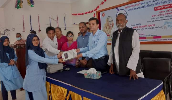 লালমনিরহাটে আদিতমারীতে ১৯২ জন শিক্ষার্থীদের মধ্যে ট্যাব বিতরণ
