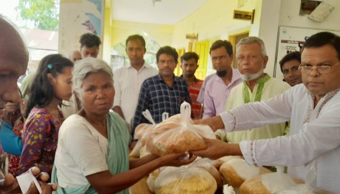পবিত্র ঈদুল ফিতর উপলক্ষে ১০০ শত পরিবারের খাদ্য সামগ্রী বিতরণ করলেন হারাটীর চেয়ারম্যান