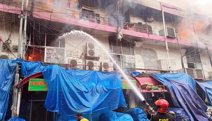 রাজধানীর নিউ সুপার মার্কেটে আগুন, নিয়ন্ত্রণে কাজ করছে ফায়ার সার্ভিসের ২৮ ইউনিট