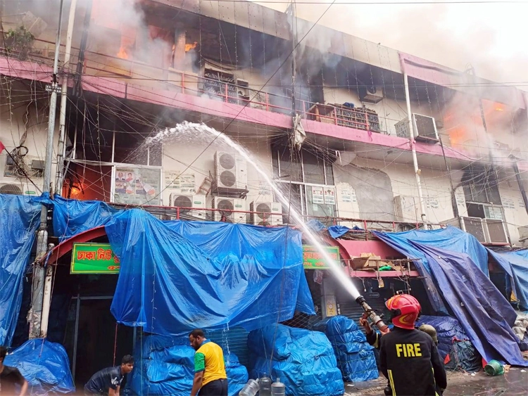 রাজধানীর নিউ সুপার মার্কেটে আগুন, নিয়ন্ত্রণে কাজ করছে ফায়ার সার্ভিসের ২৮ ইউনিট