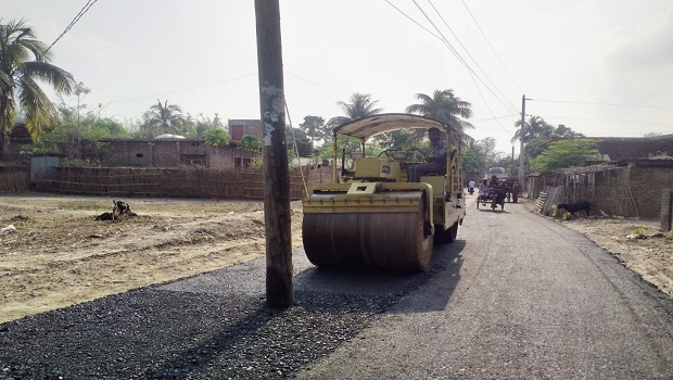 চুয়াডাঙ্গায় সড়কের মাঝখানে বিদ্যুতের খুঁটি রেখেই চলছে রাস্তার কাজ,দ্রুত অপসারণের দাবি সচেতন মহলের