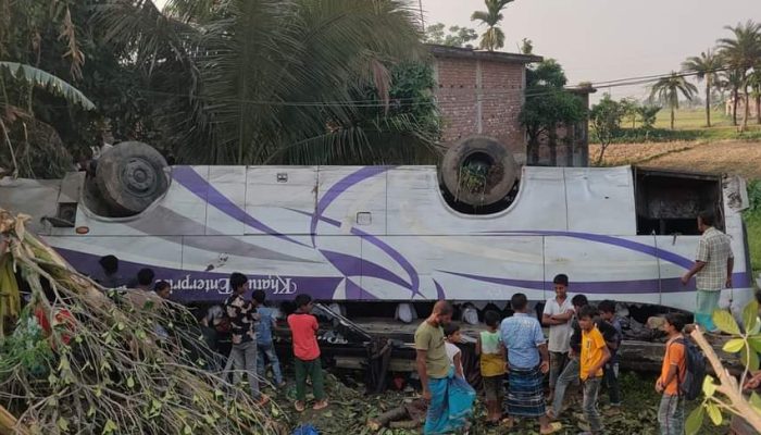 চুয়াডাঙ্গায় যাত্রীবাহী বাস খাদে পড়ে নিহত ১, আহত অন্তত ১৬