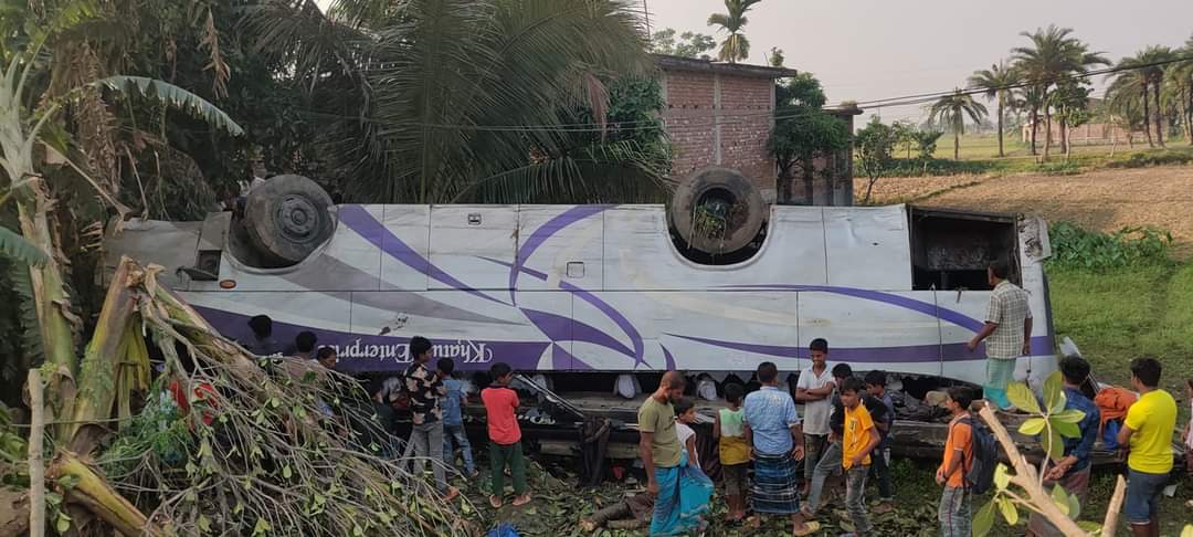 চুয়াডাঙ্গায় যাত্রীবাহী বাস খাদে পড়ে নিহত ১, আহত অন্তত ১৬