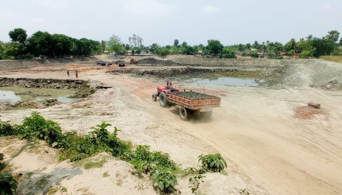 চুয়াডাঙ্গায় প্রশাসনের নাম ভাঙিয়ে অবৈধ ভাবে মাটি উত্তোলন করছে ইট ভাটার মালিক
