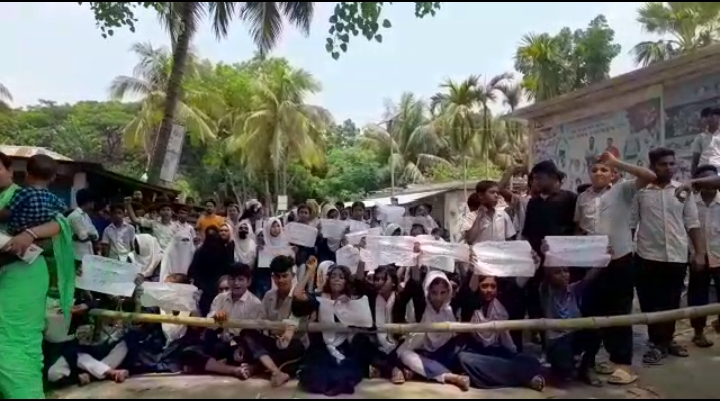 নাটোরে বিদ্যালয়ের সভাপতি কর্তৃক শিক্ষক লাঞ্ছিত,শিক্ষার্থীদের সড়ক অবরোধ ও বিক্ষোভ মিছিল