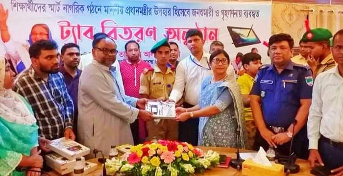 বঙ্গবন্ধু কন্যা প্রধানমন্ত্রী শেখ হাসিনার উপহারের ট্যাব পেল ঝিনাইদহের ৯৬ শিক্ষার্থী