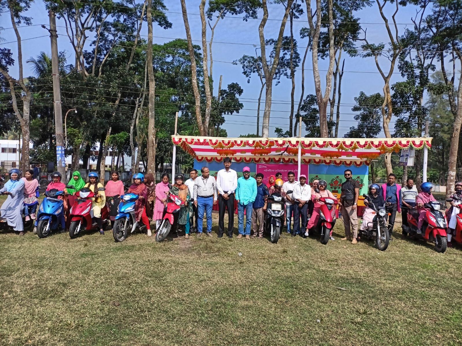 বরগুনায় ব্র্যাকের আয়োজনে নারী কর্মীদের বাইক প্রশিক্ষন।