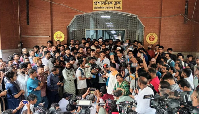 চিকিৎসকদের ‘কমপ্লিট শাটডাউন’ কর্মসূচি স্থগিত