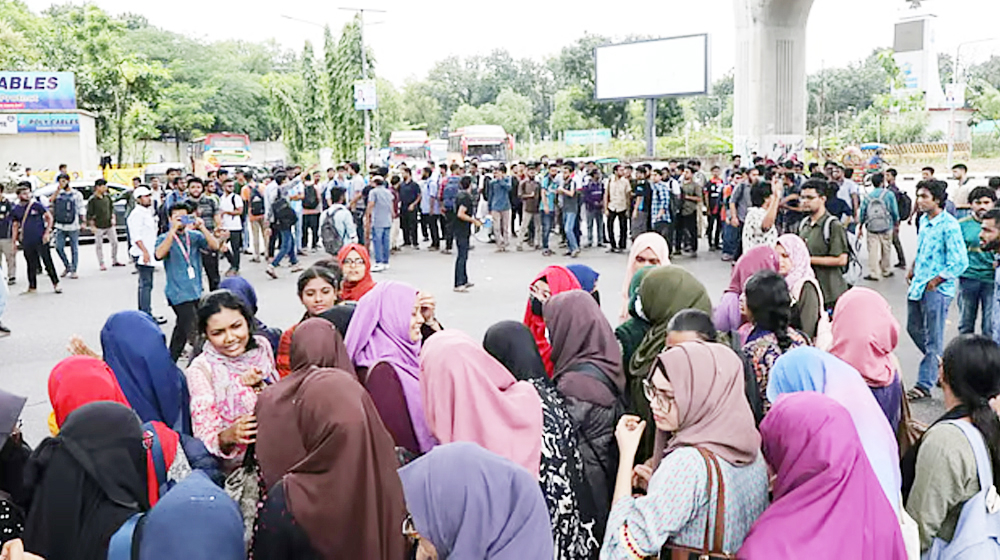 ঘণ্টাব্যাপী অবরোধ শেষে আগারগাঁও মোড়ে যান চলাচল স্বাভাবিক