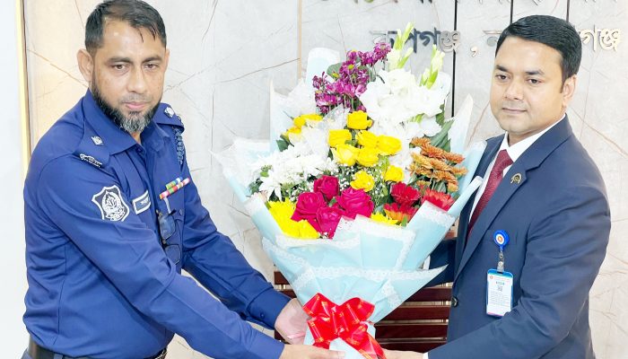 রূপগঞ্জ থানায় নবযোগদানকৃত ওসিকে উপজেলা নির্বাহী কর্মকর্তার ফুলেল শুভেচ্ছা