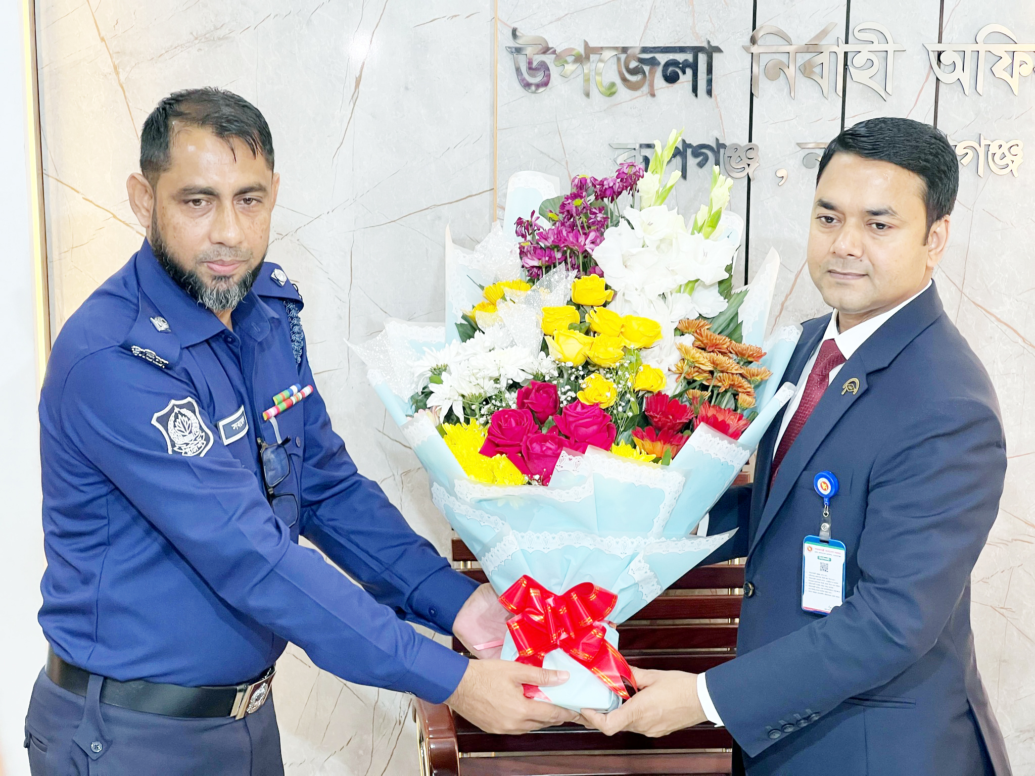 রূপগঞ্জ থানায় নবযোগদানকৃত ওসিকে উপজেলা নির্বাহী কর্মকর্তার ফুলেল শুভেচ্ছা