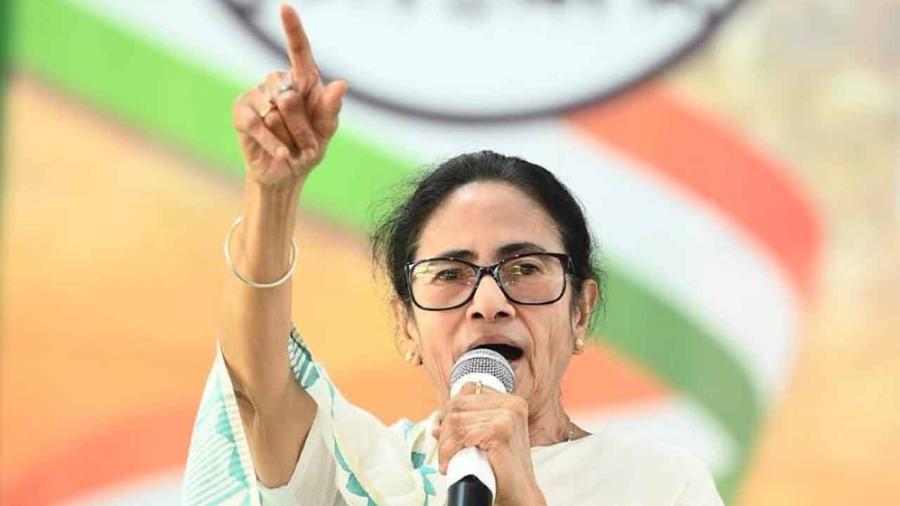 ‘সূর্যাস্তের পর জয় আমাদেরই’, গণনা চলাকালীন কর্মীদের মনোবল জোগাচ্ছেন মমতা
