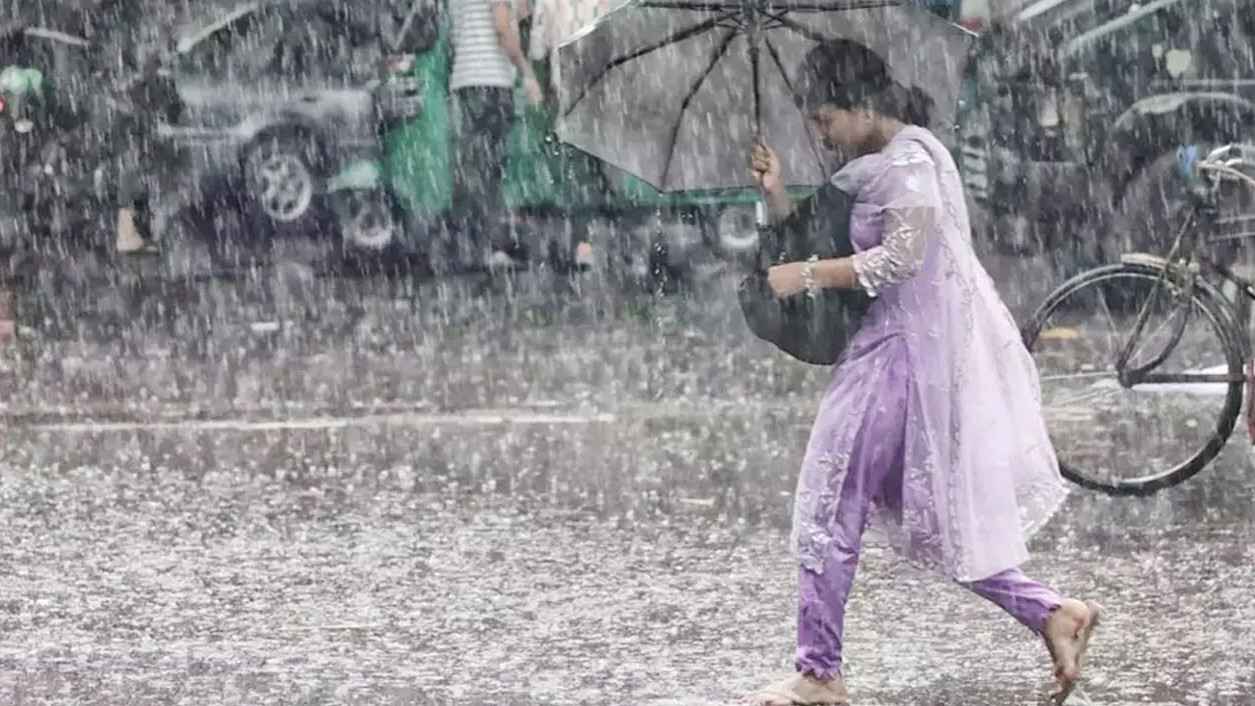 ঢাকাসহ ৬ বিভাগে ভারী বর্ষণের পূর্বাভাস, হতে পারে বজ্রবৃষ্টি