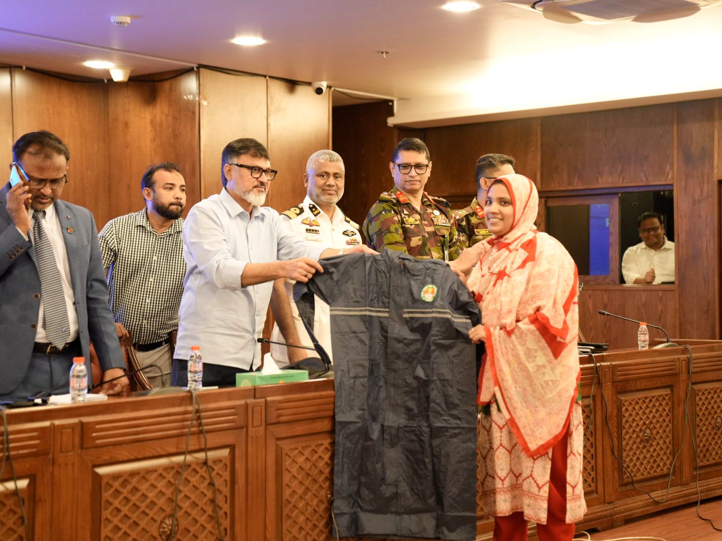 পরিচ্ছন্নতাকর্মীদের মাঝে আড়াই হাজার রেইনকোট বিতরণ করলো ডিএনসিসি
