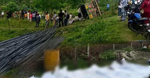 টাকা বাঁচাতে ট্রাকে বাড়ি ফেরা: দুর্ঘটনায় নওগাঁর ৯ বন্ধুর মর্মান্তিক মৃত্যু