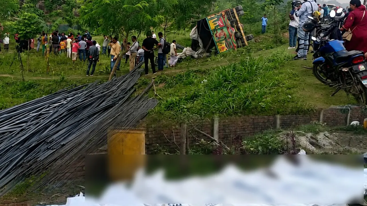 টাকা বাঁচাতে ট্রাকে বাড়ি ফেরা: দুর্ঘটনায় নওগাঁর ৯ বন্ধুর মর্মান্তিক মৃত্যু