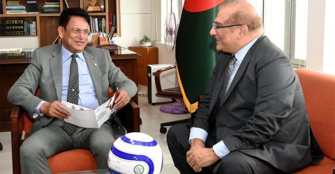 বাংলাদেশের স্কুলে বিতরণের জন্য ১ হাজার ফুটবল উপহার দিল পাকিস্তান