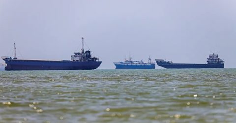হরমুজ প্রণালীতে আটকে পড়া ১১ হাজার নাবিককে সরিয়ে নিতে শুরু