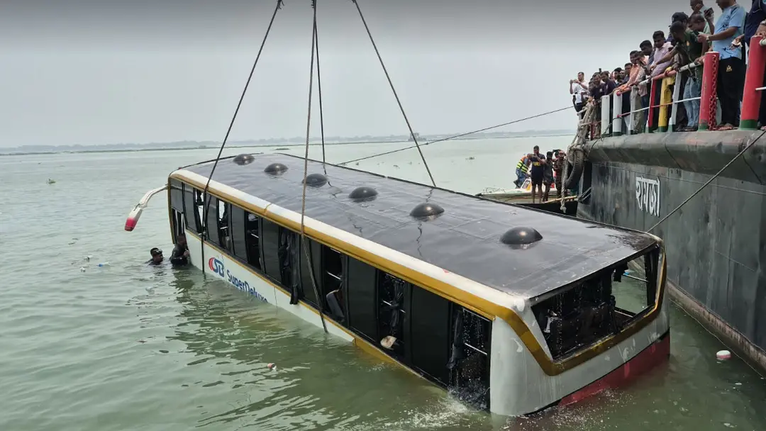 পদ্মায় ডুবে যাওয়া বাস উদ্ধার, বড় দুর্ঘটনা এড়ানো গেল