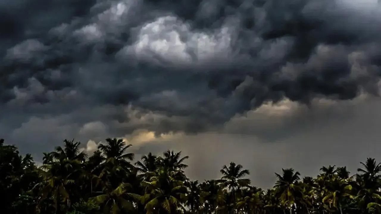 ১৪ অঞ্চলে রাত ১টার মধ্যে ৬০ কিলোমিটার বেগে ঝড়ের আশঙ্কা