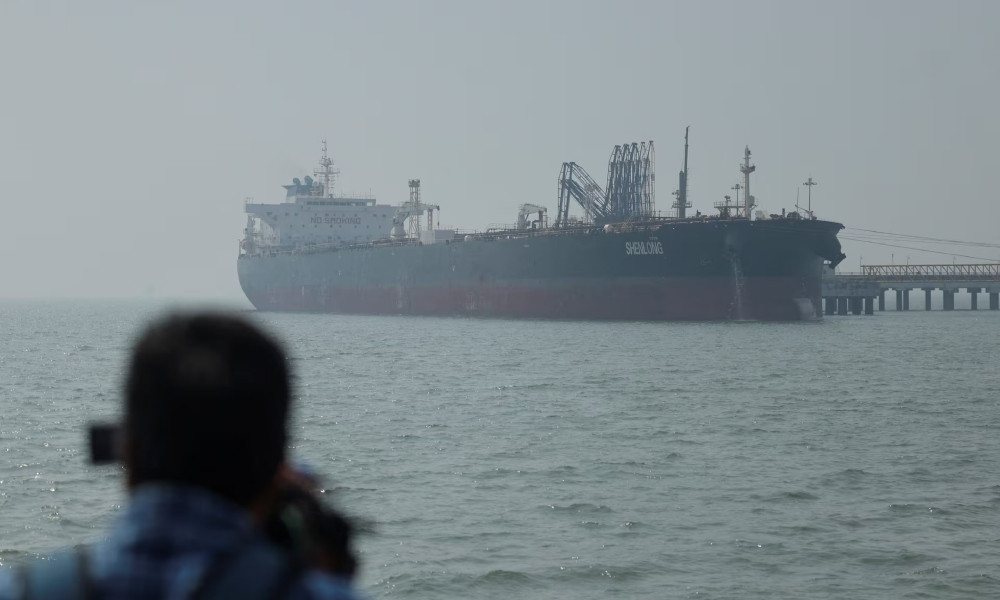 হরমুজ প্রণালিতে দুই বাণিজ্যিক জাহাজে ক্ষেপণাস্ত্র হামলা