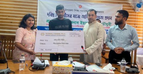 শিক্ষার্থীদের পাশে নান্দাইল উপজেলা শিক্ষা সহায়তা ট্রাস্ট