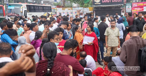 ভারতীয় ভিসাকেন্দ্রে আবেদনকারীদের দীর্ঘ সারি