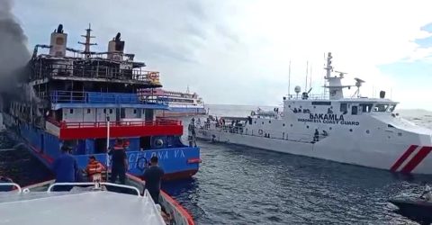 ইন্দোনেশিয়ায় যাত্রীবাহী ফেরিতে ভয়াবহ অগ্নিকাণ্ড, নিহত ৫; নিখোঁজ ৪১