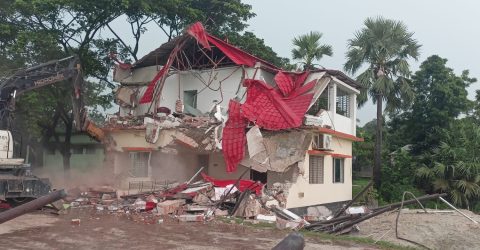 সাভারে অনুমোদনহীন আবাসন প্রকল্পের সাইট অফিস গুঁড়িয়ে দিল রাজউক