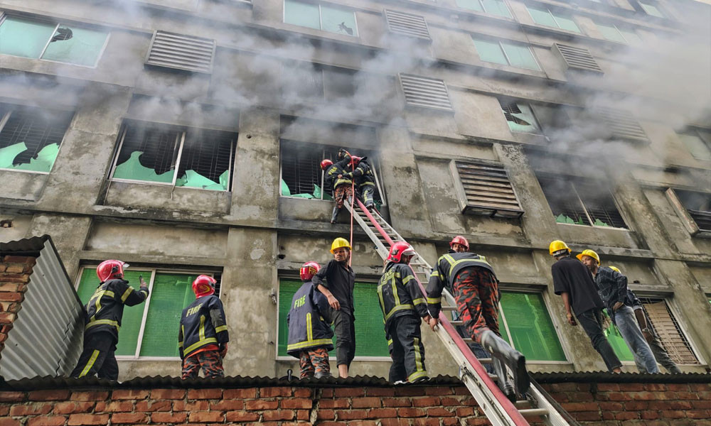 সাড়ে ৩ ঘণ্টা পর গাজীপুরের পোশাক কারখানার আগুন নিয়ন্ত্রণে