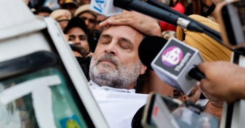 রাহুল-প্রিয়াঙ্কা আটক, বাসের টায়ার পাংচার করলেন কংগ্রেস কর্মীরা