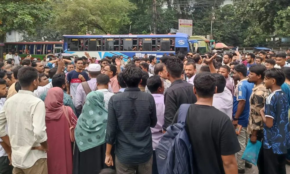 প্রশ্নপত্র ফাঁসের অভিযোগে নিয়োগ পরীক্ষা স্থগিত, নীলক্ষেত মোড় অবরোধ