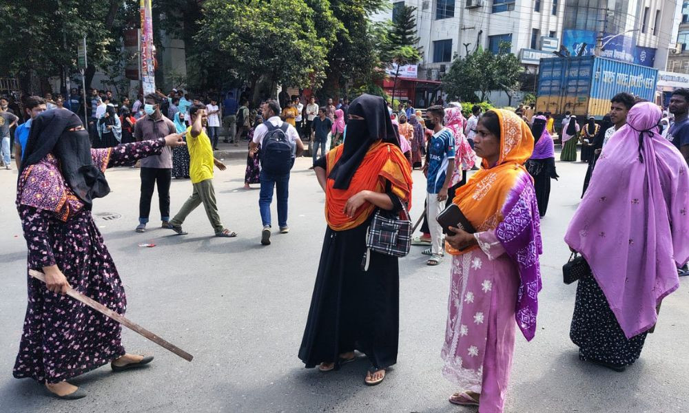 উত্তরা আজমপুরে পোশাক শ্রমিকদের সড়ক অবরোধ, তীব্র যানজট