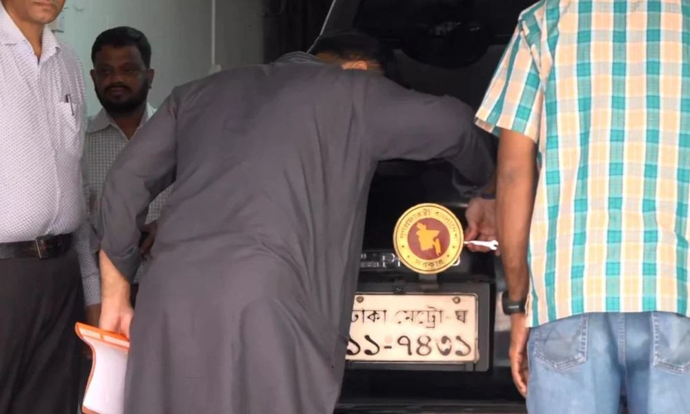 পদত্যাগের ঘোষণা, গাড়ি থেকে সরকারি লোগো খুললেন ইশরাক