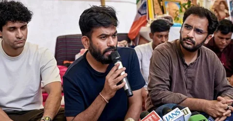 বিমানে আটক ককরোচ পার্টির তিন নেতা, কোথায় নেওয়া হলো তাঁদের