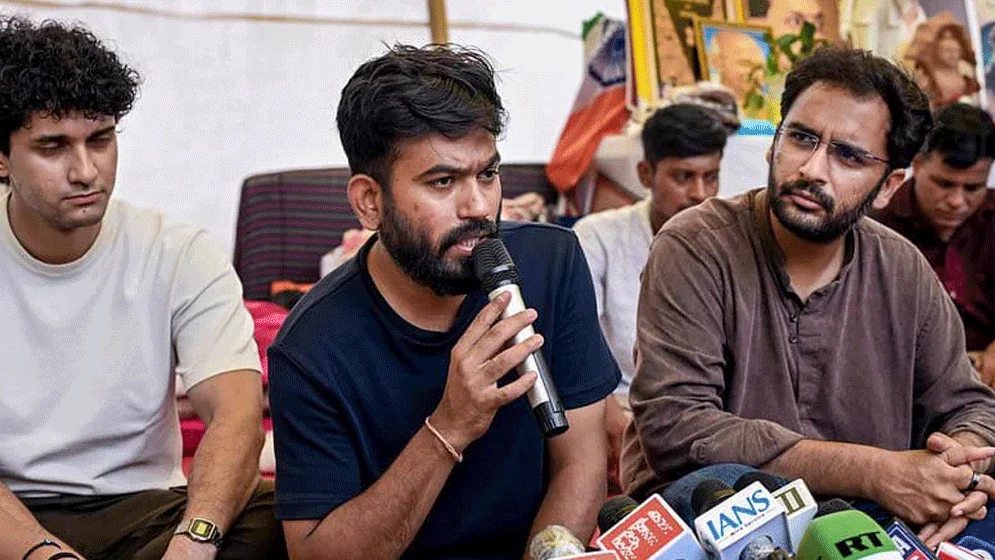 বিমানে আটক ককরোচ পার্টির তিন নেতা, কোথায় নেওয়া হলো তাঁদের